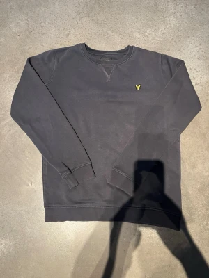 Mörkgrå sweatshirt från Lyle & Scott - Mörkgrå sweatshirt från Lyle & Scott Junior i storlek 12-13 år. Använd många gånger men utan hål eller slitningar. Tillverkad i mjukt bomullsmaterial för en skön och avslappnad look. Pris kan diskuteras. Hör av er vid frågor!😇