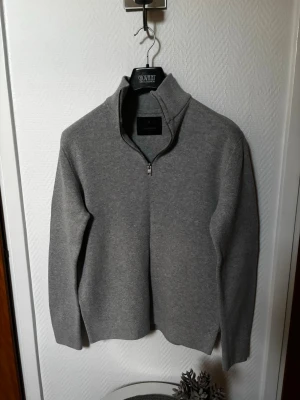 Jack & Jones zip  - En grå quarter/halvzip från Jack&Jones i storlek XS. Praktiskt sätt i nytt skick och har mest legat ihopvikt efter några få användningar. Därför är det ett vik streck fram på magen men det lägger sig efter användning 