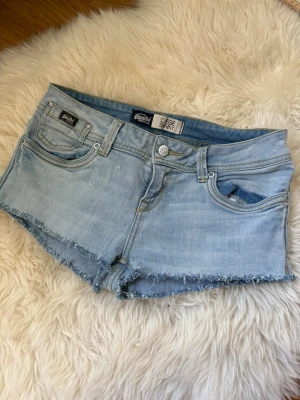 Ljusblå jeansshorts  - Snygga ljusblå jeansshorts från superdry. Storlek W26🥰