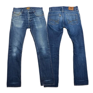 Selvedge jeans  - Straight fit. Storlek 31/34. Bra skick - rätt stort hål under gylfen i sömmen som spräcktes men går att fixa. Pris går att diskutera.