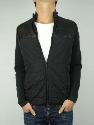 Massimo Dutti hybrid cardigan  - MASSIMO DUTTI HYBRID CARDIGAN Storlek : M Passform : Lite mindre Användning : Jackan är i ett väldigt fint skick utan defekter Nypris : Cirka 1600SEK Modellen på bilden : 182CM och väger 74KG