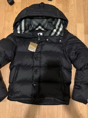 Burberry puffer jacka - Säljer en Burberry puffar jacka. Storlek S men känns som M. Använd några gånger.