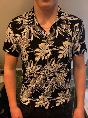 Svart kortärmad blommig skjorta - Hawaii skjorta storlek 170 kids 