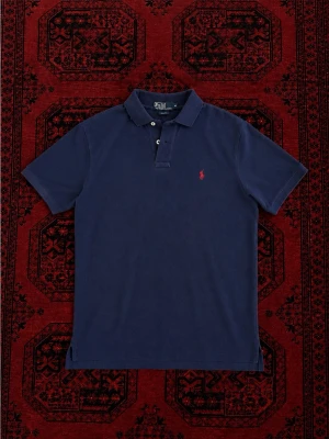  Ralph Lauren pike  - Marinblå Ralph Lauren pike, perfekt för sommaren. | Skick : 9/10 Snyggt skick utan defekter | står storlek M inuti men skulle säga att den passar bättre på S. | tvättas och fräschas upp innan frakt, pris går att diskutera vid snabbaffär / bundle köp! 💯