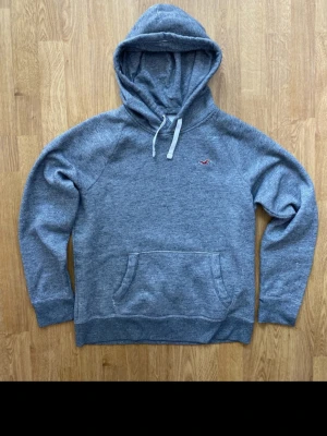 Holister hoodie grå - Inga fläckar eller hål, pris kan diskuteras vid snabbt köp