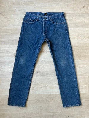 Blåa Lee Jeans Regular / Slim Fit Storlek W36 L32 - Fina Lee Jeans i blå färg. Jeansen är i mycket bra skick och sparsamt använda. |  Äkta som allt annat jag säljer! ✅ |  Storlek: W36 L32 | Skick: Mycket Bra Skick - (SE SISTA 2 BILDER) | Färg: Blå | Märke: Lee | Modell: Jeans |  Hör gärna av dig vid frågor så svarar jag så fort jag kan! 😁|   (Sku - 18) 