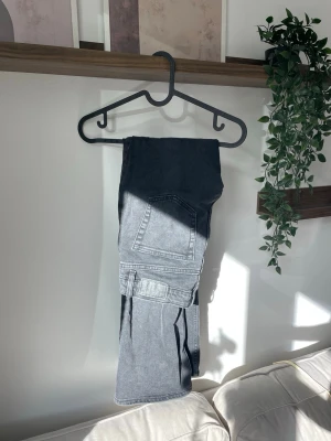 Bootcut jeans med låg midja från 157 - Snygga svarta bootcut jeans från 157 med låg midja. Jeansen har klassiska fem fickor och utsvängda ben, vilket ger en retro och trendig vibe. Perfekta för dig som gillar en avslappnad men ändå stilren look.