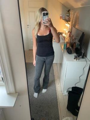 Grå bootcut jeans med låg/medel midja - Säljer ett par gråa bootcut jeans med låg/medel midja. Jeansen har en snygg tvätt och sitter tight över låren för att sedan bli vidare nedtill. 