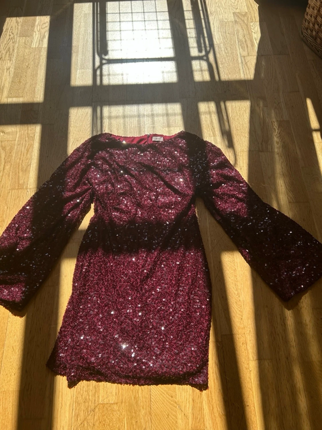Vinröd glittrig paljettklänning