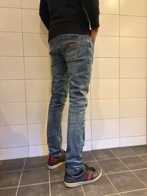Nudie jeans  - Hej! Säljer dessa otroligt snygga Nudie jeans, modellen är 189 cm lång skriv gärna vid intresse eller funderingar 🤩
