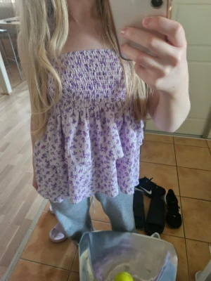 Ljuslila blommig volang topp/kjol - Jag säljer en supersöt kort sommarkjol från Gina Tricot i storlek XS som både kan användas som kjol och topp. Den är ljuslila med små lila blommor med volanger. Den är en perfekt till sommaren. Nypris runt 300 kr. I mycket bra skick och använd fåtal gånger.