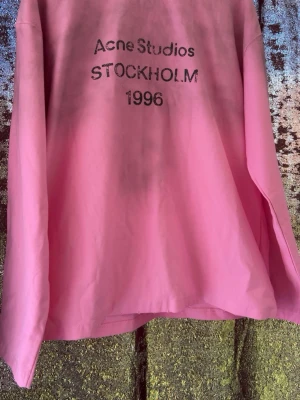 Rosa Acne Studios t-shirt - Säljer nu denna riktig feta longsleeve från acne studios då de inte passar mig riktigt. Perfekt för dig som vill skina nu på sommaren! Väldigt fin skick och passar till allt