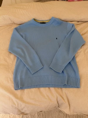 Ljusblå stickad tröja Polo Ralph Lauren - Ljusblå stickad tröja från Polo Ralph Lauren i 100% bomull. Säljer denna då den inte används längre 
