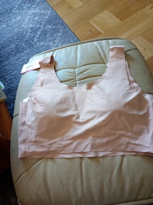 Nude sömlös bh från Esmara 44/46 (36/38)  - Bekväm nude-färgad bh från Esmara i sömlös modell med breda axelband och mjukt, stretchigt material. Perfekt för dig som vill ha en diskret och smidig bh under kläderna. Utan byglar och med slät yta för extra komfort. Står 44/46 men mer som än 36/38/40 liten i storleken.