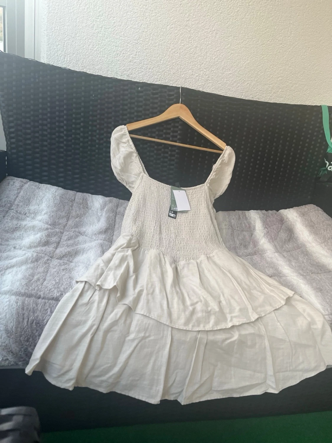 Beige volangklänning med puffärm - 1