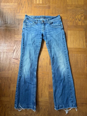 Lågmidjade jeans med snygga fickor  - Storlek W31 L34 men skulle säga att de passar en S/M. Jättesnygga lågmidjade jeans från only. De har  slitningar längst ner vid benen som kan ses på bilderna, annars har de inga andra defekter. Midjemått: ca 41 cm. Innerbenslängd: 79 cm. Grenmått: ca 18,5 cm.