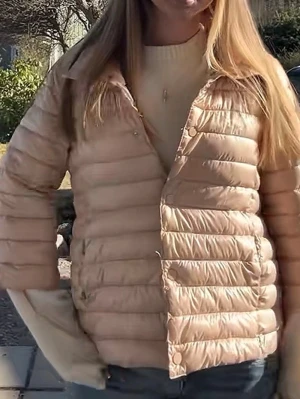 Rosa trekvarts jacka - Jackan har en lätt glansig yta och rundad krage. Perfekt för kalla dagar och enkel att matcha med olika outfits.