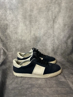 Valentino flycrews navy -  fint skick | Size 45  | fraktar inom 24 timmar | för att köpa klicka ”köp nu” | vid frågor eller funderingar är det bara att skicka ett meddelande | följare får bättre rabatter🙌