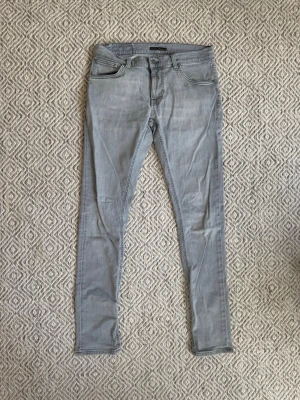 Nudie jeans - Nudie jeans - Modell: Tight Terry - Storlek:  W31/L32 - skick: 9/10 - Nypris runt 2000kr Bara att höra av sig vid minsta fundering!🤩