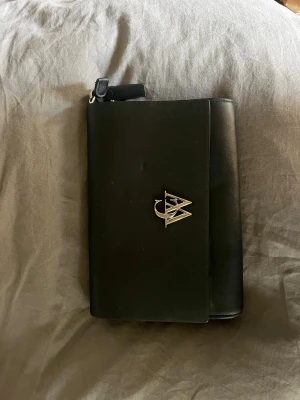 Svart handväska från Carin Wester - Snygg svart handväska från Carin Wester i mycket bra skick! Ingår ej axelrem! (Används alltså som en clutch bag) nypris ca 500kr