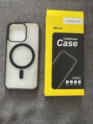 Mobil skal för iPhone 14 Pro Max(2 st): - Helt nya, finns 2 st en genomskinlig och den andra helt svart! Om du köper båda så kostar den 129kr annars kostar var 79 kr!  Priset går att diskutera!