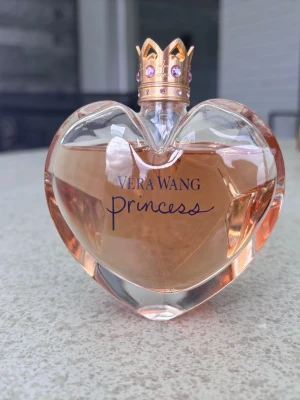 Vera Wang Princess Parfym - Säljer denna Vera Wang Princess Parfymen. Luktar såå gott! Nästan helt full💌