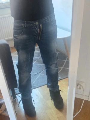 Jeans från dq2 w30 L28 - Snygga blå jeans från dsquered2. unik dragkedjedetalj vid fickan. Jeansen har en klassisk femficksmodell och raka ben. Perfekta för dig som gillar en avslappnad och trendig stil. Mycket gott skick, prövad nångång. W30 L28