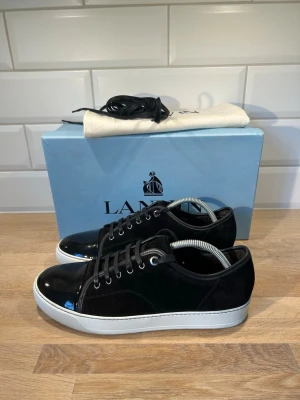 Lanvin Skor - Lanvins i nyskick | Storlek: uk9 = 43 passar 44 | Ingår: Box, dustbag och snören | Vid frågor eller diskussion om pris är det bara att skriva✍🏼| Frakt inom 48h📦