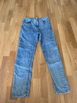 Jeans Bubbleroom  - Jeans från Bubbleroom i storlek 42. Dock lite mindre i storlek.  Mycket bra skick.