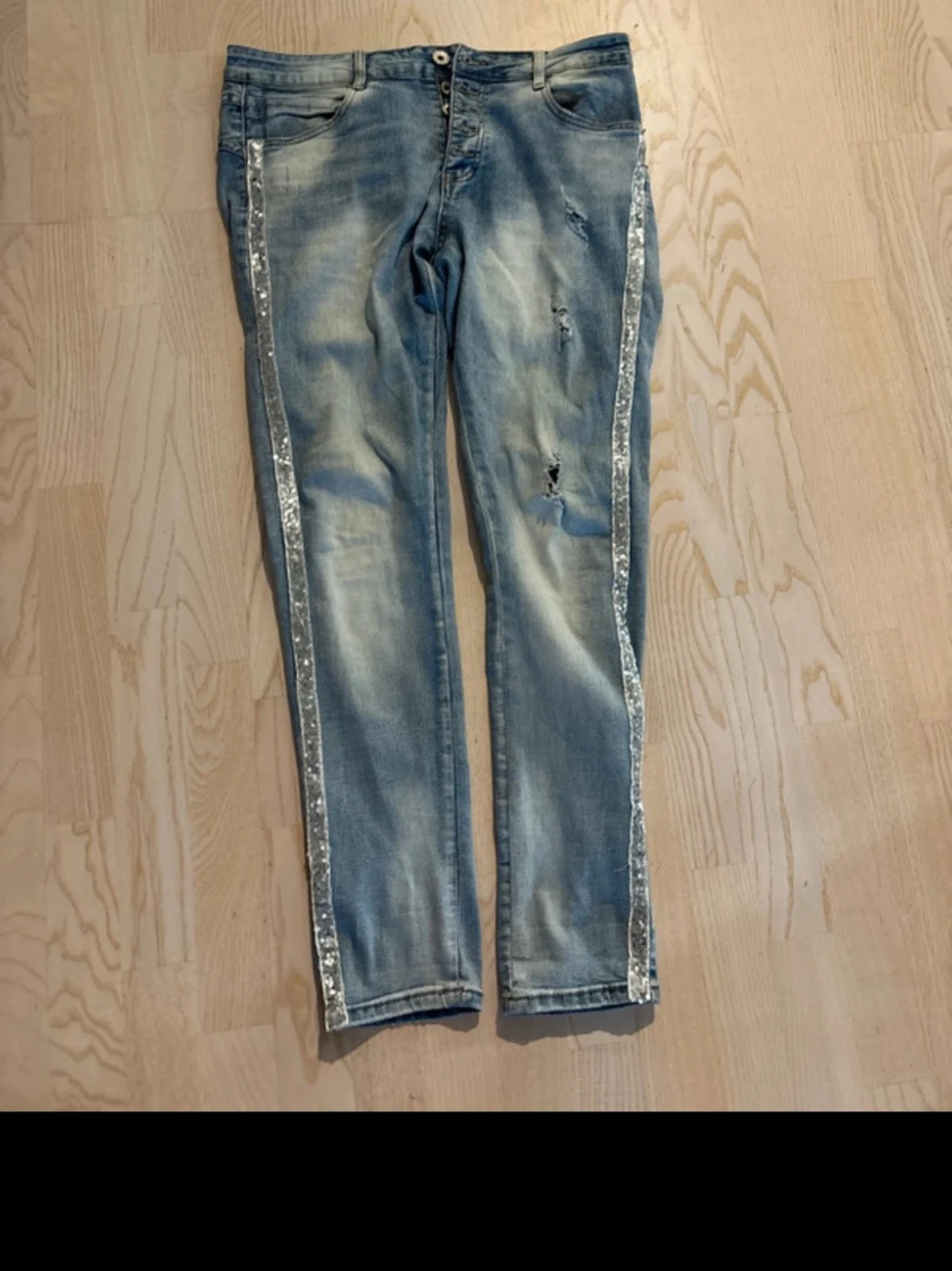 Blå jeans med silverrevärer