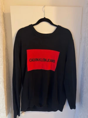 Calvin Klein Sweatshirt - Hej! Säljer nu mina fina stickade CK Sweatshirt då den tyvärr ej passar längre. Helt fel fri och fräsch, säljs Endast för 399 SEK så det är först i kvarn som gäller!  Storlek: XL/L