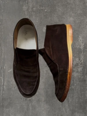 Loro piana loafers  - Ett par riktigt snygga Loro piana höga loafers i okej skick! Skorna är i storlek 40,5 men passar 41-41,5! Kontakta gärna oss om du har några fragor! Dessutom ar priset ej hugget i sten! Obs skorna har gått lite sönder och det är andra sulor! Se på bilderna. Mvh saint;)