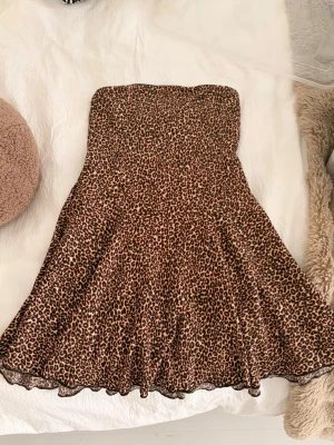 Leopardmönstrad klänning från Bershka - Jättefin! Använd max 3 gånger, passar inte längre därför säljer jag den. Har inbyggda shorts 🥰🥰