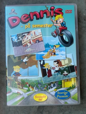Dennis på semester dvd - DVD-film med Dennis på semester. Filmen är en barnfilm. Speltid är cirka 50 minuter.  Finns på språk: Svenska, Engelska   OBS!! skivorna är begagnade så det kan förekomma repor/hairlines på skivorna, men då jag kollar igenom alla filmer jag säljer garanterar jag att alla funkar felfritt om inget annat står! :)