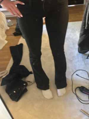 Cheap monday jeans - Säljer mina Cheap monday jeans i modellen booty bei. De är svarta och i strl 28/34. De har använts men har inga defekter✨