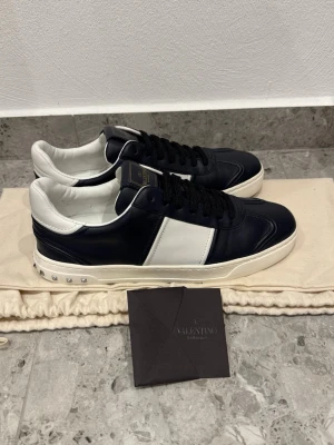 Valentino Garavani svarta och vita sneakers - Valentino Flycrew || Storlek EU41 || Skorna är i nyskick (se bilder) || Dustbags och Valentino kort medföljer vid köp || Tveka inte på att höra av dig vid frågor eller funderingar 