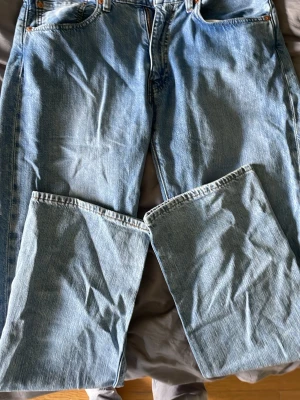 Levi's Premium ljusblå raka jeans - Säljer ett par klassiska ljusblå jeans från Levi's Premium med rak passform och fem fickor. Jeansen har dragkedjegylf, bälteshällor och är tillverkade i 100% bomull. Perfekta för en avslappnad och tidlös stil.
