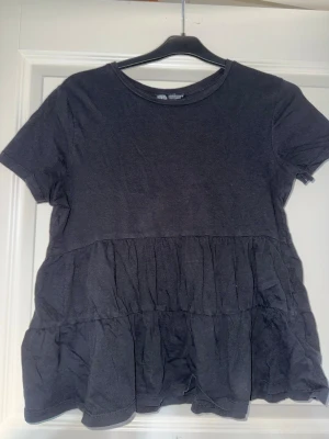 Svart blus - Svart blus från Zara, används en del, men inget som påverkar de överall utseendet. 