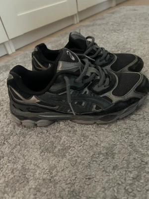 Asics gel nyc svarta - Dom är använda men dom funkar fortfarande. Här är dom lite smutsiga men det går ju såklart att tvätta. Dom är mycket sköna. Storlek 41,5.