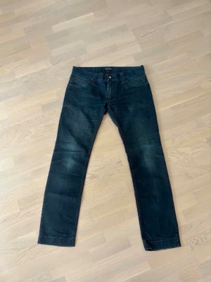 Dolce Gabbana Jeans - Dolce Gabbana Jeans  - 9/10 i skick köptes som personals men för de är för små - Strl, 48 Cm Width och 104 cm i Lenght - Mitt pris : 899 kr (är öppen för bud)  Köparen står för frakt📦 