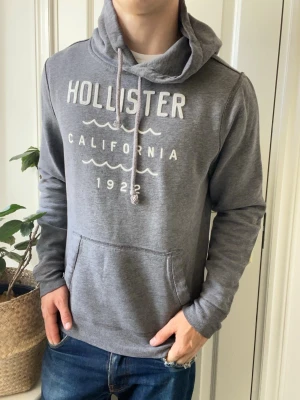 Hollister hoodie  - Hollister hoodie, Inga defekter! Modellen i bilderna är 180 cm 75 kg och bär Storlek M , Kom med frågor! 🌟 (Kan gå ned i pris vid köp av paket 😉) 