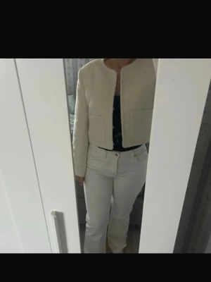 Beige jacka  - Beige kort ”jacka” från hm. Köpte på vinted men jag själv har aldrig användt den. Storlek M  