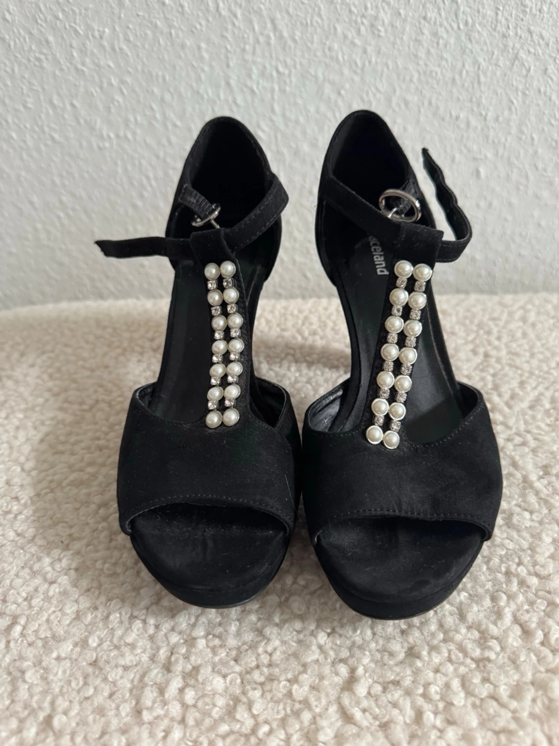Svarta pumps med pärldetaljer som nya - 1