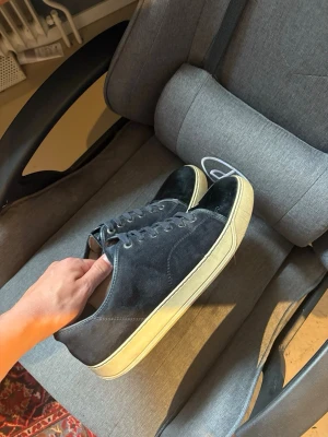 Lanvin skor Strlk 45 - Lanvin skor, skicket är inte de bästa men ändå hyfsat skick ser perfekt ut på storleken är 45 men passar bra från 44