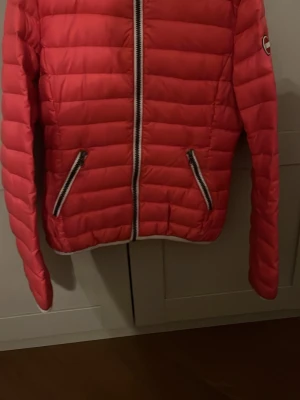 Rosa pufferjacka med luva - Skulle säga att den passar som xs till s