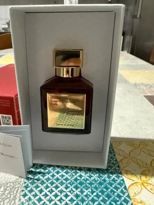Baccarat Rouge 540 Extrait de Parfum - Lyxig parfym från Maison Francis Kurkdjian, Baccarat Rouge 540 Extrait de Parfum. Flaskan är mörkröd med guldfärgad etikett och lock, och kommer i elegant röd förpackning med gulddetaljer. En exklusiv doft som verkligen sticker ut.