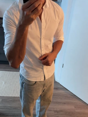 Vit skjorta från Massimo Dutti - En nyans mer krämfärgad än vit.