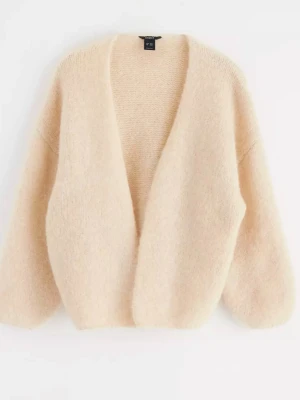 Beige kofta från lindex - Supermjuk och oversized beige kofta från lindex. Använd fåtal gånger och slutsåld på hemsidan.