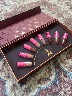 Jeffree Star Open here for nudes volume 2 mini velour liquid lipstick - Snyggt set med 7 flytande läppstift från Jeffree Star Cosmetics i nude-toner. Färgerna heter Birthday Suit, Top Shelf, Christmas Cookie, Hidden Hills, Dominatrix, Family Jewels och Tasty.  Enbart swatchade, sedan har jag bara haft denna box i min samling. Då jag inte vill öppna varje läppstift för att kontrollera konsistens så kan det hända att någon är lite torkad, men de är ju lätta att rädda med exempelvis Duraline isf. Säljes hur som helst i befintligt skick.