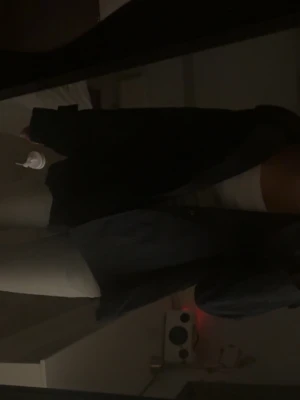 Mörkblå jacka från massimo dutti - Mörkblå jacka med klassisk krage och knäppning framtill. Jackan har en oversized passform och långa ärmar, perfekt för en avslappnad och trendig stil. Enkel och stilren design som passar till många olika outfits.